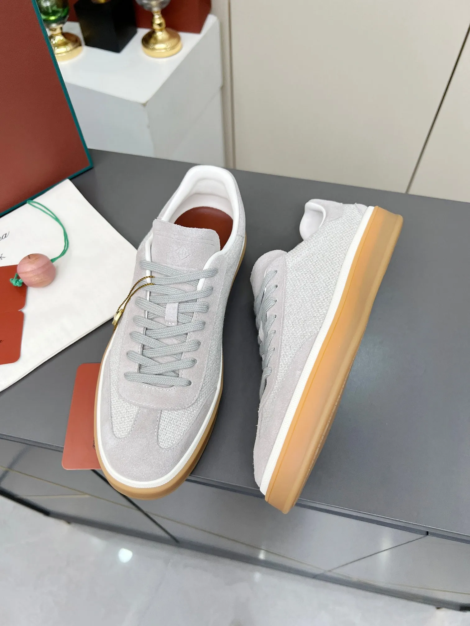Men's shoes 💰600 purchasing agent, high version 🦅⛳️ Italy [Loro Piana] Tennis walk series LP couple's moral training shoes casual sports shoes sneakers 🎁🎁 Original purchase development and production This new suede tennis shoe adopts an ultra-low design, suitable for wearing all year round 👫👫 The wrapped sole creates an effortlessly attractive color combination that harmoniously blends functionality with understated style, making it the ideal shoe for urban wear. Soft calfskin tongue with Kummel color insert at the heel, cotton lace upper with embossed LP logo, cowhide suede sole, rubber-lined calfskin ✦ Upper: special linen ➕ eco-friendly cowhide ✦ lining: cowhide lining ➕ cowhide insole ✦ sole: original molded TPR ultra-light outsole ✦ packaging: original complete package ✦Female size: 35--40 ✦Male size: 39--45